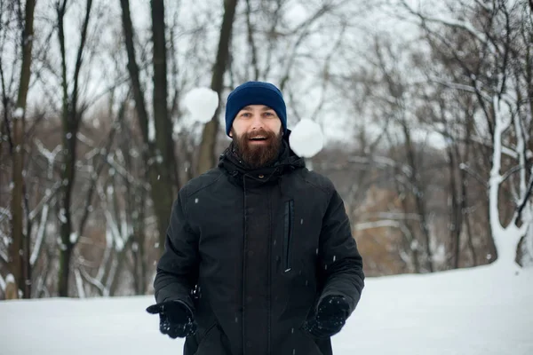 Szakállas férfi mosolyogva portré extrém téli kalap — Stock Fotó