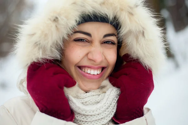 Donna invernale che soffia neve in un parco — Foto Stock