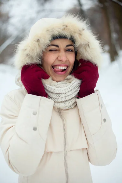 Donna invernale che soffia neve in un parco — Foto Stock