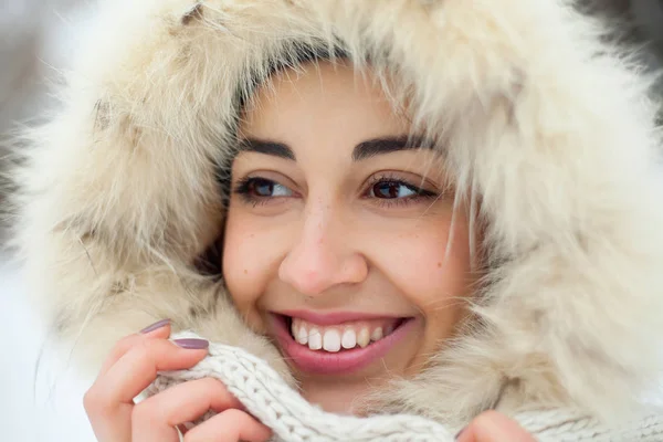 Zimní žena navátý sníh v parku — Stock fotografie