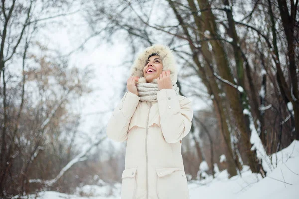 Donna invernale che soffia neve in un parco — Foto Stock