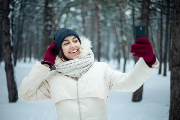 Bella ragazza bruna che fa un selfie con il suo smartphone — Foto Stock