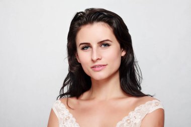 Güzel bir kadın yüzü portre genç stüdyo gri yukarı kapatın