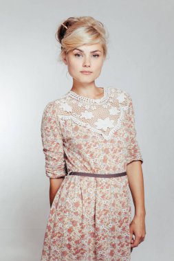 Mavi gözlü Bayan kameraya arıyorum