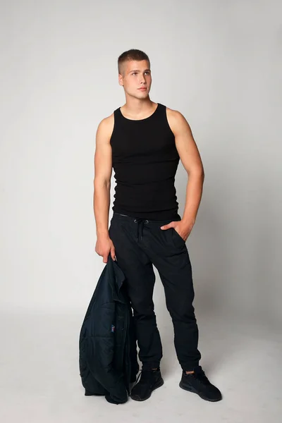 Экспрессивный молодой стильный мужчина в черной футболке — стоковое фото