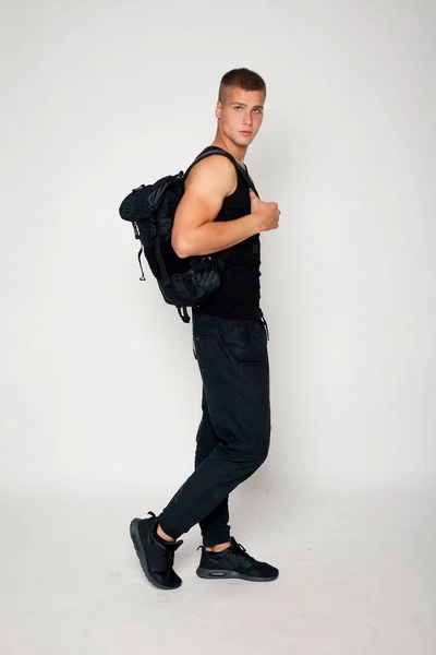 Экспрессивный молодой стильный мужчина в черной футболке — стоковое фото