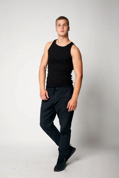Ekspresyjny młody człowiek stylowy w czarny t-shirt — Zdjęcie stockowe