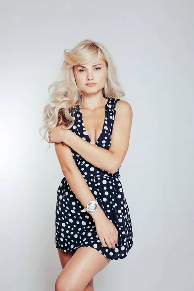 Mooie zwarte harige vrouw in polka dot jurk — Stockfoto