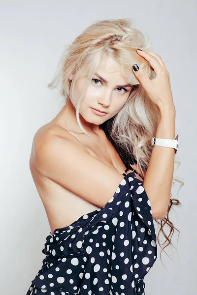 Pěkně černé vlasy žena v polka dot šaty — Stock fotografie