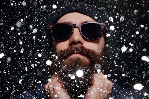 Bonito macho barba grande em óculos e chapéu — Fotografia de Stock