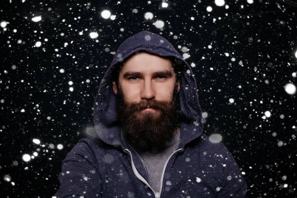 Barba masculina bonito em capuzes, estúdio filmado fundo preto — Fotografia de Stock