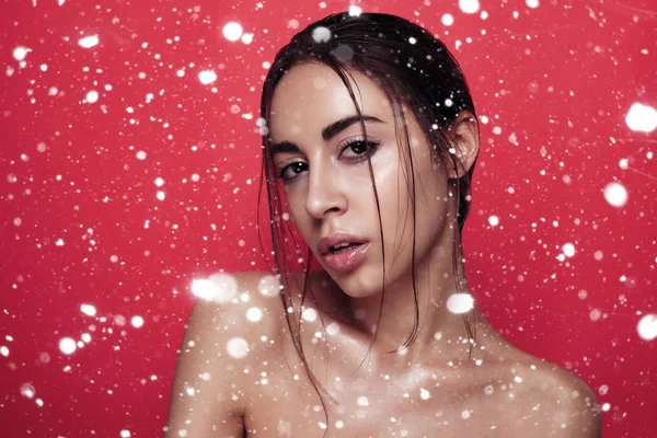 Hermosa joven posando sobre fondo rosa brillante — Foto de Stock