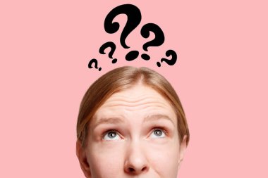 genç kadın veya soru işaretleri ile genç kız baş