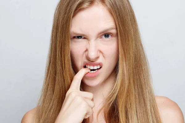 Portret van nerveuze mooie jonge vrouw haar nagels te bijten — Stockfoto