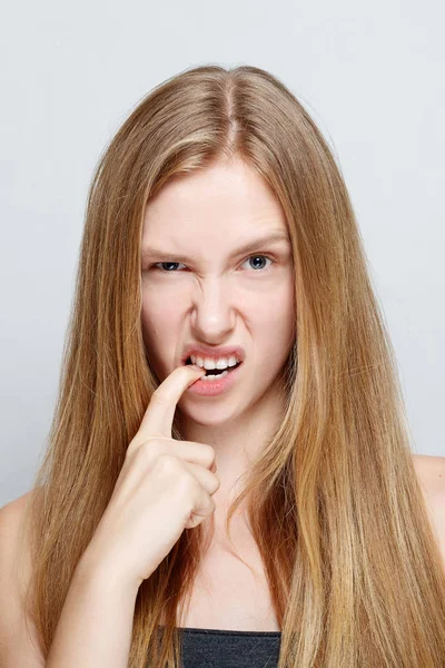 Retrato de uma jovem nervosa mordendo as unhas — Fotografia de Stock