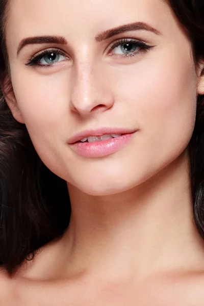 Mulher bonita rosto close up retrato jovem estúdio cinza — Fotografia de Stock