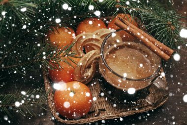 Mandalina Noel ağacı kahve eski ahşap zemin üzerine