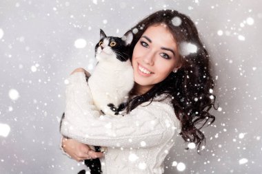 Gülümseyen kadın kedi yavrusu silah, studio resim, yakın çekim güzel