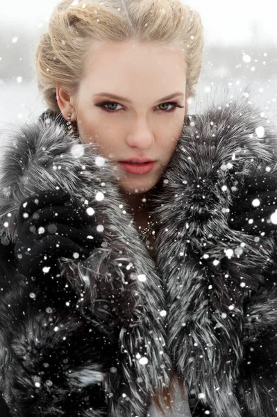 高級毛皮のコートでの冬の女の子 — ストック写真