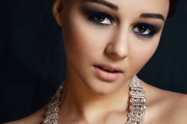 Siyah arka plan üzerine bu güzel hanımla Küpe moda