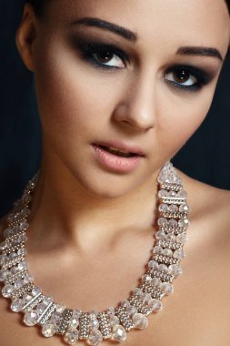 Siyah arka plan üzerine bu güzel hanımla Küpe moda