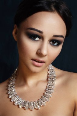 Siyah arka plan üzerine bu güzel hanımla Küpe moda