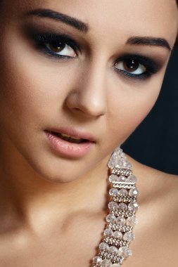 Siyah arka plan üzerine bu güzel hanımla Küpe moda