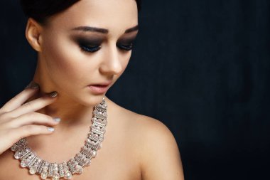 Siyah arka plan üzerine bu güzel hanımla Küpe moda