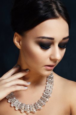 Siyah arka plan üzerine bu güzel hanımla Küpe moda
