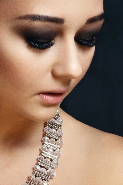 Mode vacker dam med örhänge på svart bakgrund — Stockfoto