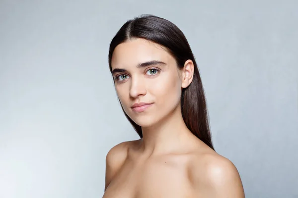 Retrato de mujer joven con expresión facial impactada — Foto de Stock