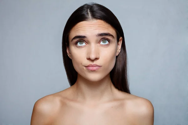 Portret van jonge vrouw met geschokte gezichtsuitdrukking — Stockfoto
