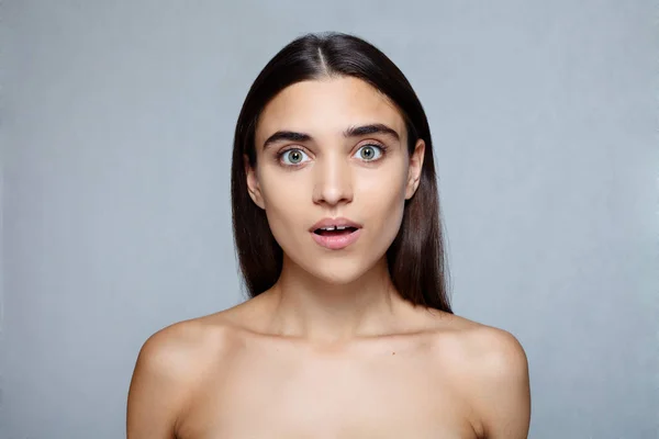 Retrato de mujer joven con expresión facial impactada — Foto de Stock