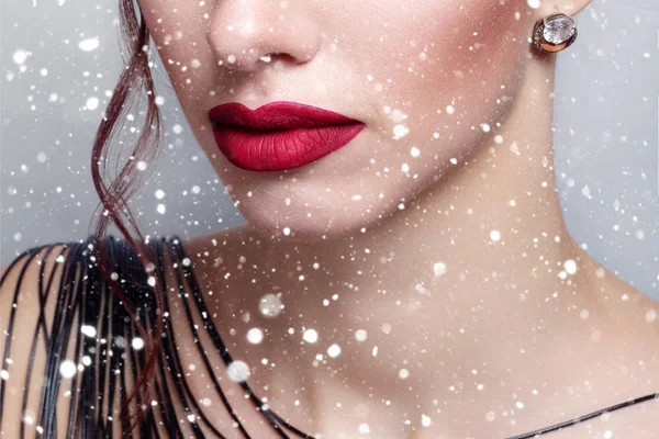 Mooi meisje met perfecte huid en wijn lippen — Stockfoto