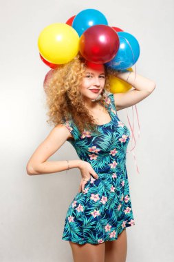 helyum balonları gri arka plan üzerine genç kız