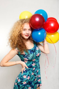 helyum balonları gri arka plan üzerine genç kız