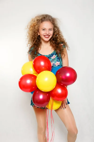 Adolescente com balões de hélio sobre fundo cinza — Fotografia de Stock