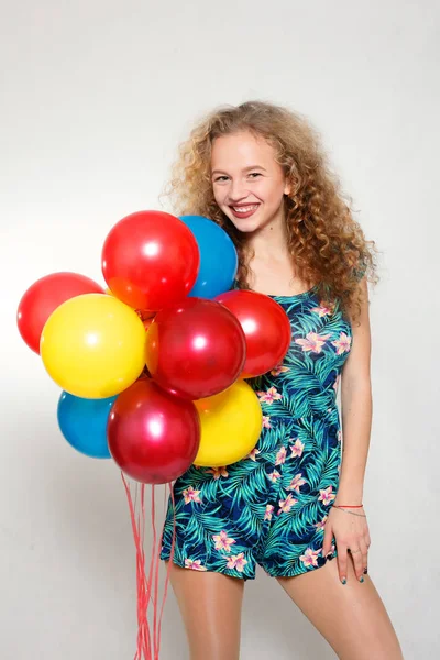 Dospívající dívka s helium balóny nad šedým pozadím — Stock fotografie