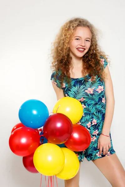 Dospívající dívka s helium balóny nad šedým pozadím — Stock fotografie