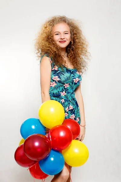 Adolescente com balões de hélio sobre fundo cinza — Fotografia de Stock