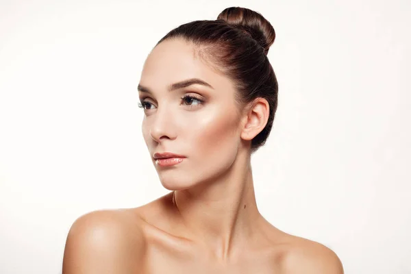 Portret mooie Spa model meisje met perfecte frisse schone huid — Stockfoto