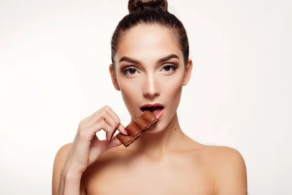 Encantadora adolescente sonriente comiendo chocolate — Foto de Stock