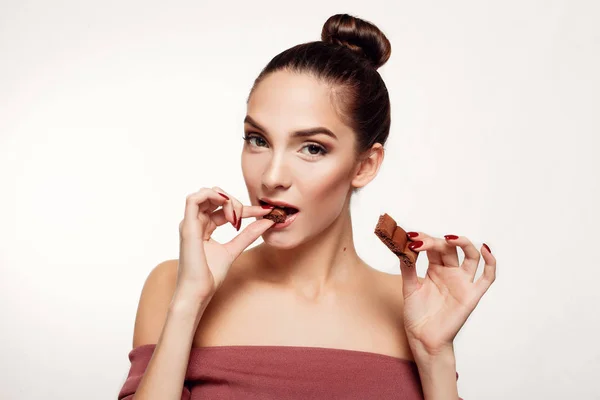 Encantadora adolescente sonriente comiendo chocolate — Foto de Stock