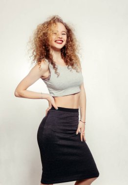 Kıvırcık büyük ve uzun saçlı güzellik genç kadın.