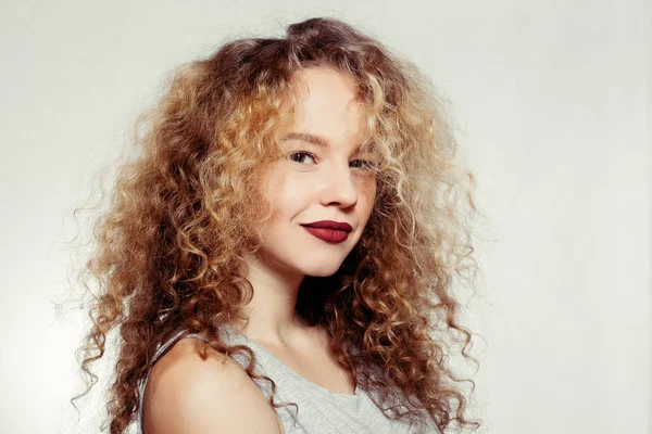 Belleza mujer joven con el pelo rizado grande y largo . — Foto de Stock