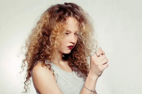 Belleza mujer joven con el pelo rizado grande y largo . — Foto de Stock