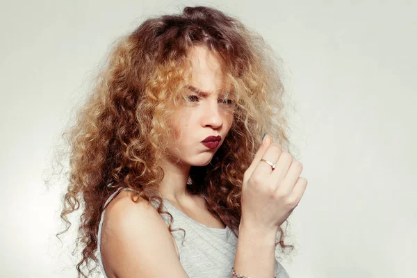 Belleza mujer joven con el pelo rizado grande y largo . — Foto de Stock