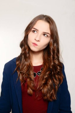 Gri arka plan üzerinde şüphe kadın