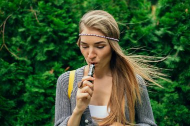 Mutlu vaping genç Beyaz sarışın kız