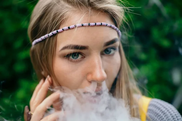 Mutlu vaping genç Beyaz sarışın kız — Stok fotoğraf